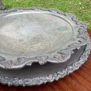 Juego de 2 Bandejas Metálicas Estilo Antiguo con Bordes Decorados - imagen 2