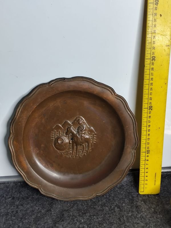 Plato Decorativo en Bronce con Relieve de Jinete y "Chile"