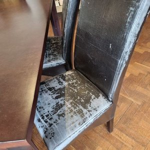 Juego de Comedor: Mesa Rectangular de Madera Oscura con 8 Sillas Tapizadas en Cuero Negro - imagen 5