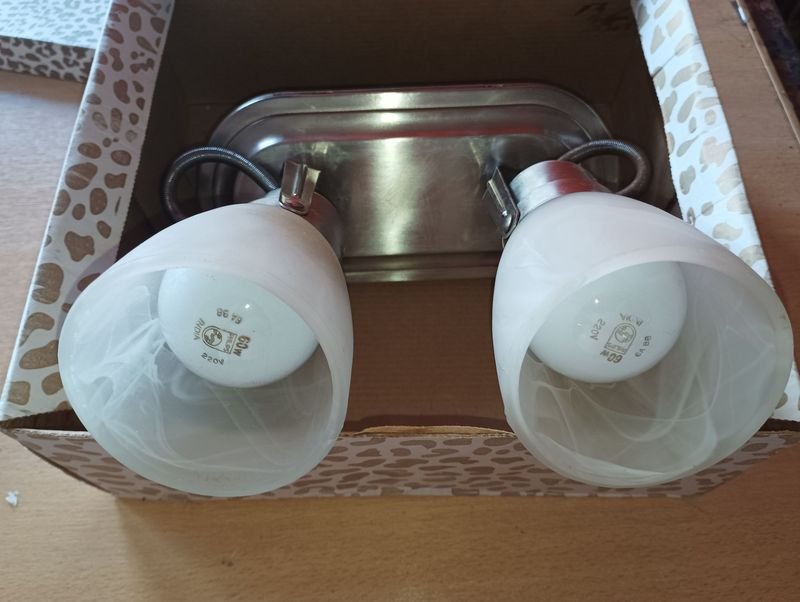 Lote siguiente: Lámparas de baño con dos tulipas