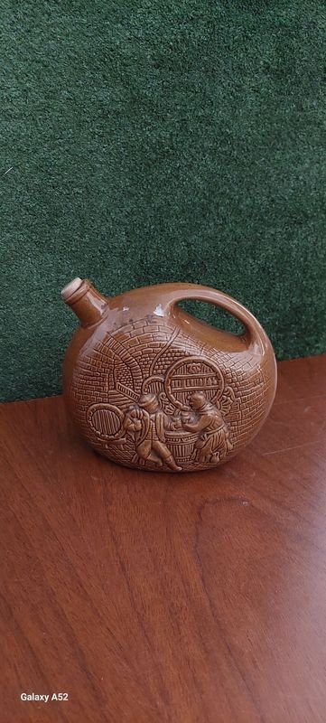 Lote siguiente: Botella con manija tipo porron de gran tamaño