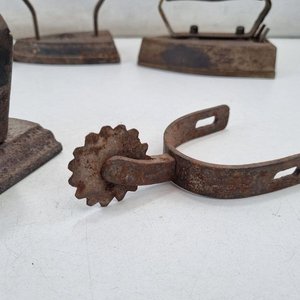 Set Decorativo Antiguo: 4 Planchas a Carbón, Base y Espuela de Jinete - imagen 5