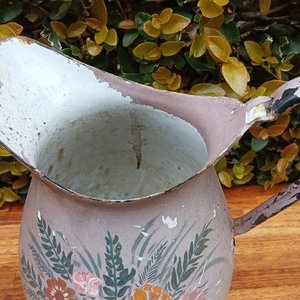 Jarra Antigua de Metal con Diseño Floral Pintado a Mano - imagen 3