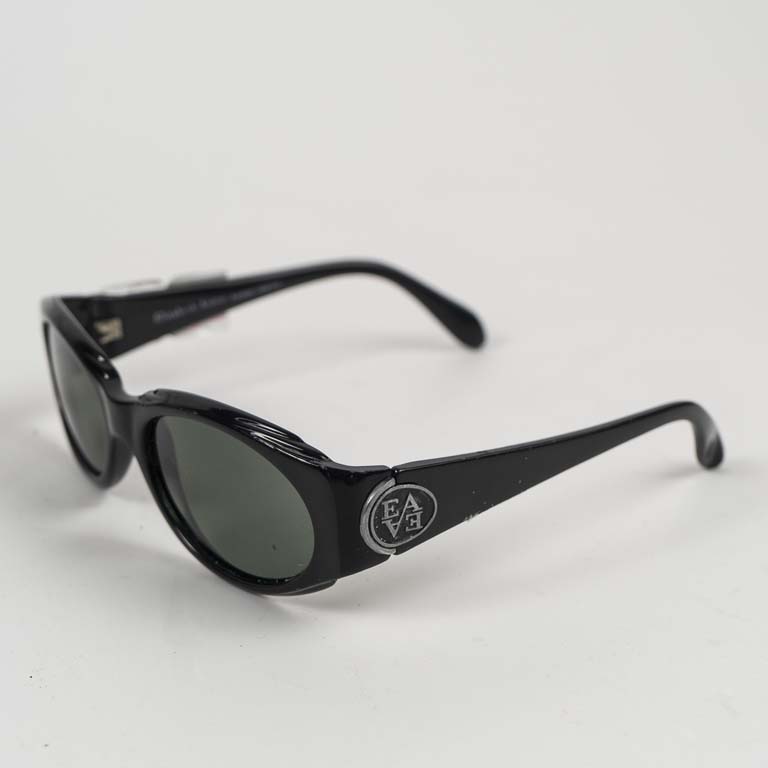 Lote siguiente: Par de lentes del sol en excelente condición