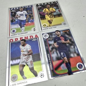 Lote siguiente: Lote de 4 Tarjetas de Fútbol Topps y Merlin: Tavernier, Adeyemi, Openda, G. Ramos