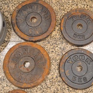 Banco de Musculación con Barra, Mancuernas y Discos de Pesas - imagen 9