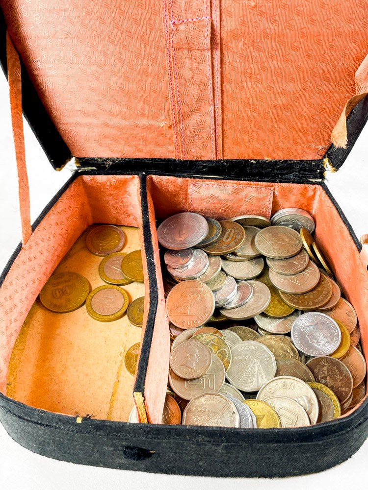 Colección de monedas en diferentes colores - imagen 3