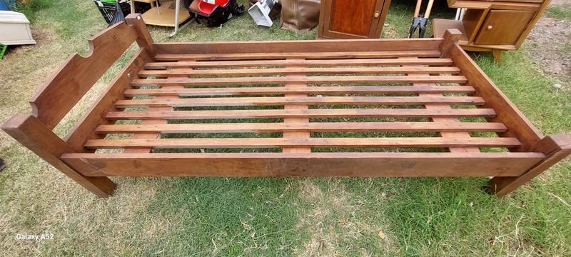 Cama de una plaza en madera antigua - imagen 4
