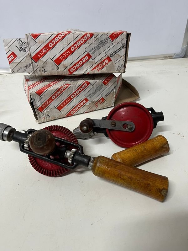 Dos Taladros Manuales BroncO Tools con Caja