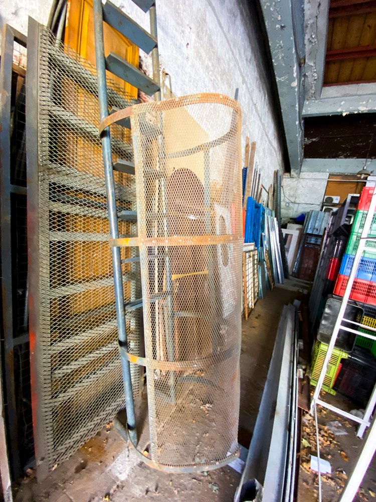Escalera de metal gris con protección - imagen 2