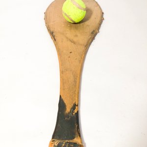 Dos Raquetas de Tenis Antiguas y Paleta de Madera con Pelota - imagen 5