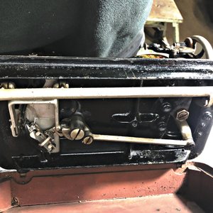 Máquina de Coser Antigua Singer con Estuche de Madera - imagen 2