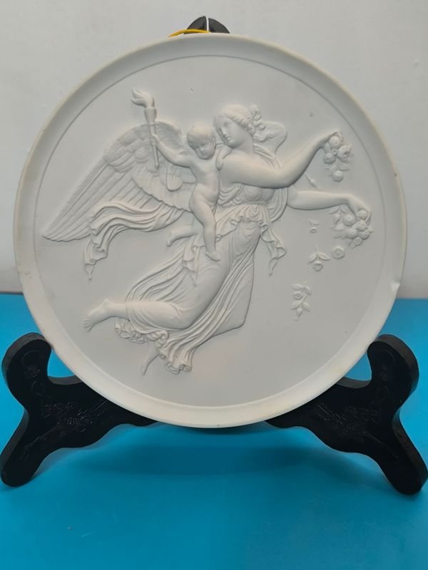 Platos de porcelana Biscuit Royal Copenhagen con relieve neoclásico - imagen 2