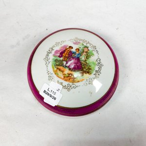 Alhajero Limoges de Porcelana Rosa con Monograma y Escena Romántica - imagen 1