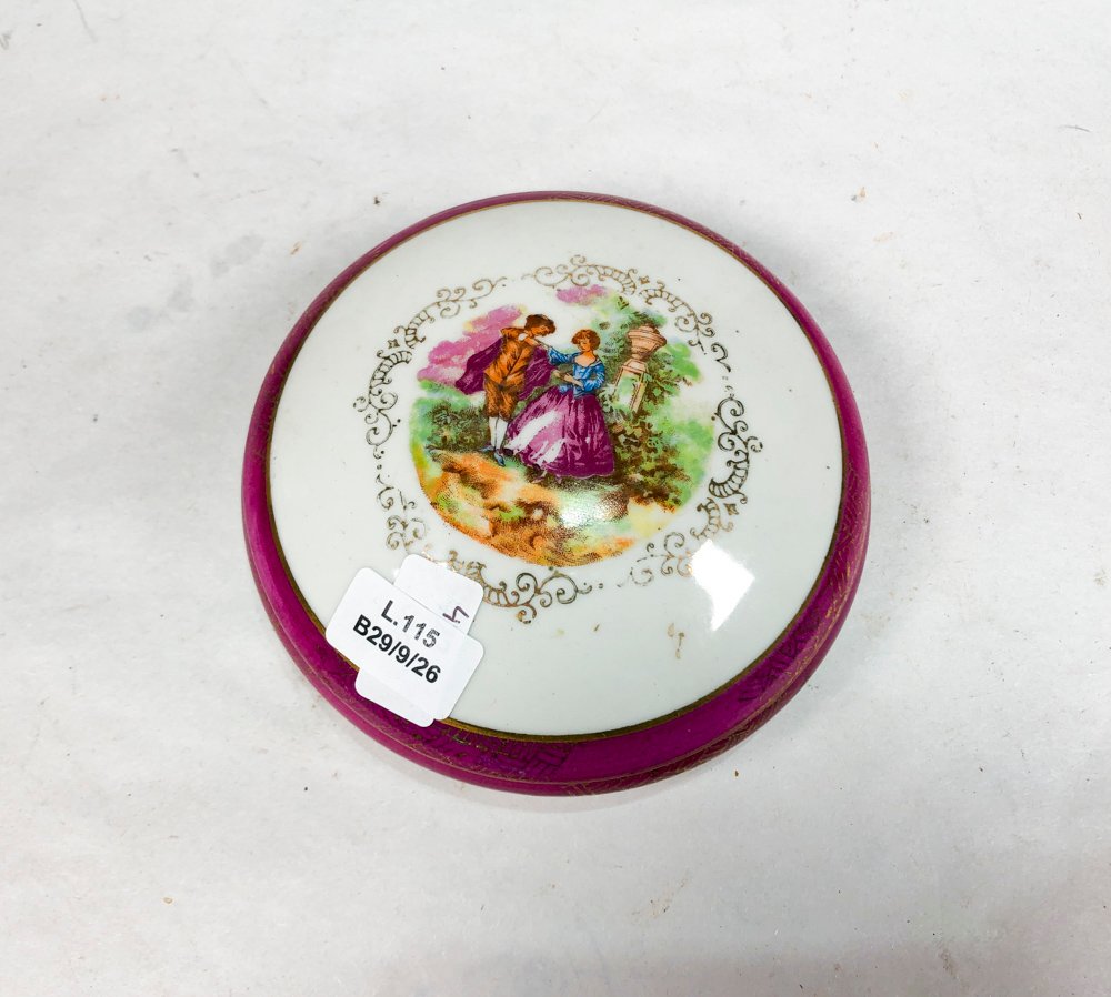 Alhajero Limoges de Porcelana Rosa con Monograma y Escena Romántica