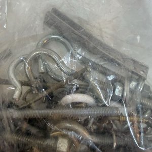 Lote de Bisagras de Bronce, Tornillos y Herrajes Varios - imagen 4