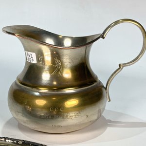 Bandeja Oval EPNS con Monogramas y Jarra "Punta Del Este 1986" - imagen 2