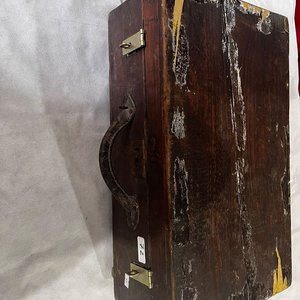 Lote siguiente: Caja de Madera Antigua con Bisagras y Portacandados