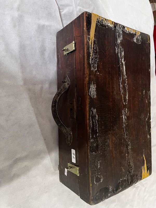 Caja de Madera Antigua con Bisagras y Portacandados