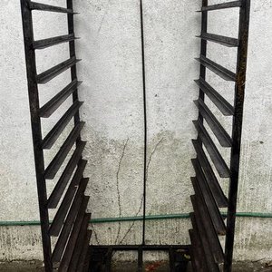 Lote siguiente: Gavilla de Hierro Industrial con Ruedas