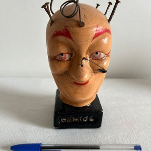 Lote anterior: Figura "Geniol" con Clavos y Alfileres, Coleccionable