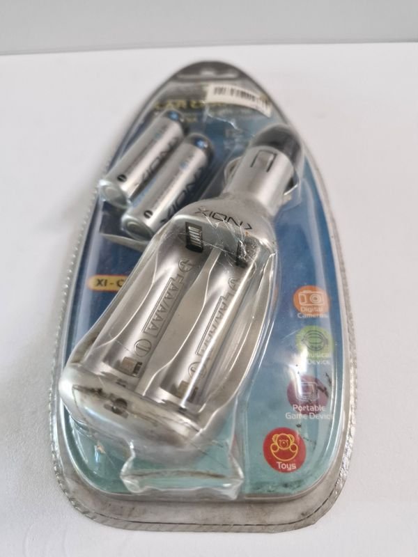Cargador de coche Xion con pilas AA - imagen 2