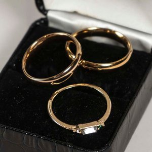 Lote de 3 Anillos de Fantasía Dorados, Dos Alianzas y Uno con Piedra - imagen 2
