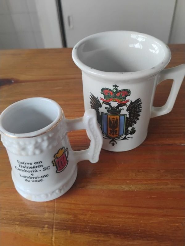 Jarras de cerveza con diseños heráldicos - imagen 2