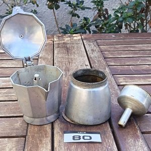 Cafetera italiana tipo moka de aluminio, con cuerpo octogonal, tapa, asa y filtro interior - imagen 2