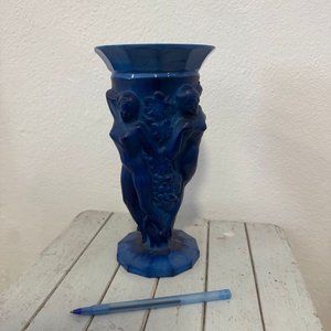 Jarrón Azul con Figuras Mitológicas y Detalles de Vendimia - imagen 3