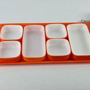 Lote siguiente: Bandeja Retro para Copetín con Compartimentos en Acrílico Naranja