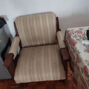 Lote anterior: Butaca de madera de un cuerpo con tapizado a rayas