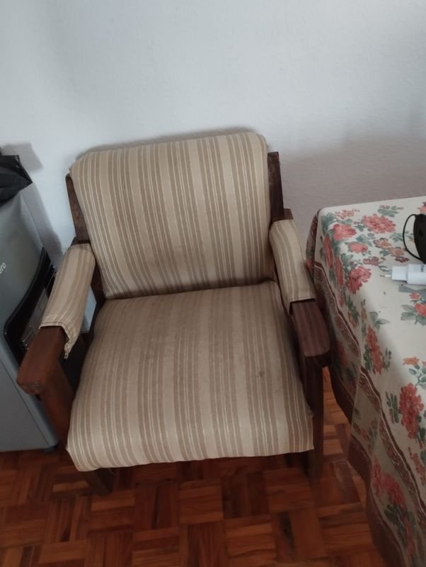 Butaca de madera de un cuerpo con tapizado a rayas