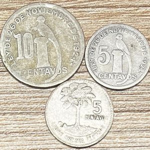 Lote de 3 Monedas Antiguas de Plata de Guatemala - imagen 2