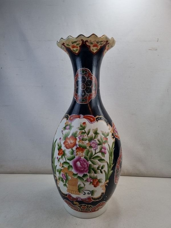 Jarrón Oriental Grande con Diseño Floral y Detalles Dorados - imagen 1