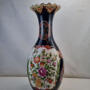 Lote anterior: Jarrón Oriental Grande con Diseño Floral y Detalles Dorados