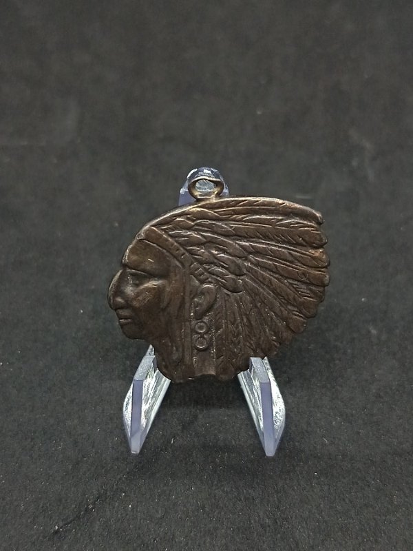 Medalla Antigua Cabeza de Indio con Grabado "A.P.V. Benito Blanco 986" - imagen 1