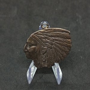 Lote siguiente: Medalla Antigua Cabeza de Indio con Grabado "A.P.V. Benito Blanco 986"