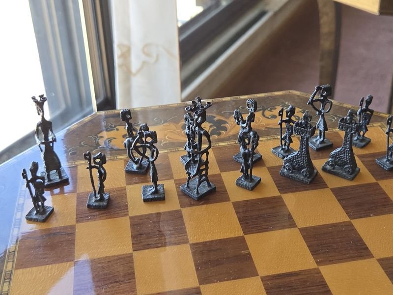 Excepcional ajedrez Italiano en mesa musical con fichas en metal - imagen 4
