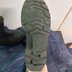 Conjunto Impermeable: Mameluco Azul y Botas Negras de Lluvia - imagen 6