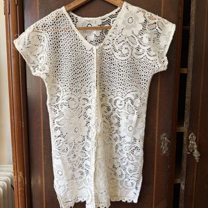 Lote de 3 Prendas: Camisón Estampado, Camisón Satinado Crudo y Blusa de Encaje Blanca - imagen 10