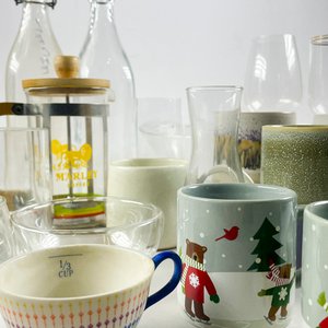 Lote de Tazas, Cafetera, Botellas y Centro de Vidrio - imagen 4