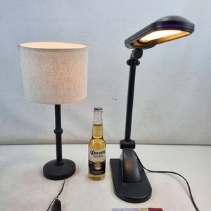 Par de Lámparas de Mesa: Una con Pantalla de Tela y Otra Articulada con Tubo Fluorescente - imagen 1