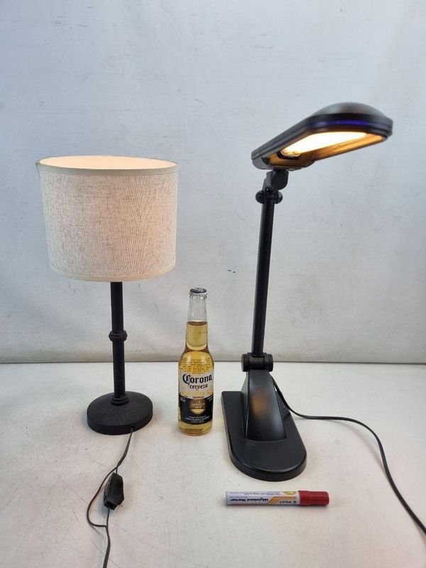 Par de Lámparas de Mesa: Una con Pantalla de Tela y Otra Articulada con Tubo Fluorescente