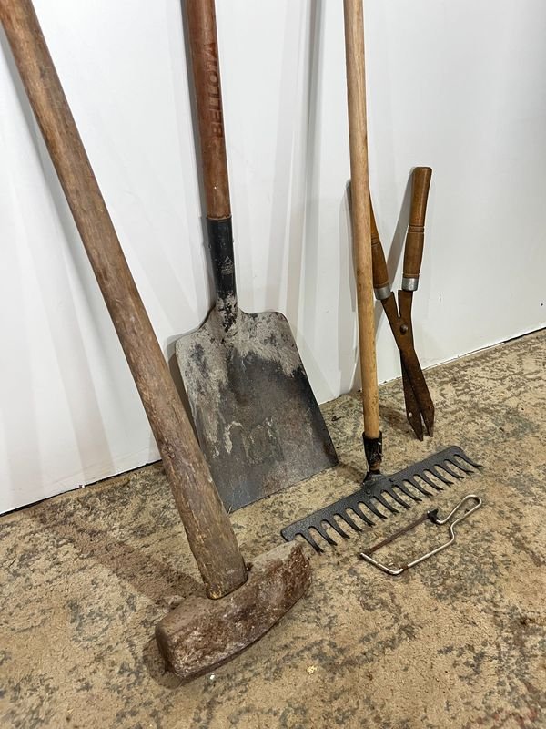 Herramientas de jardinería: pala, rastrillo y tijeras de poda - imagen 2