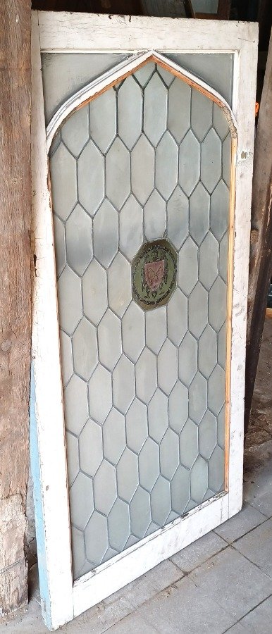 Vitraux antiguo con diseño de escudo central - imagen 4