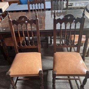 Lote siguiente: Juego de Comedor: Mesa de Madera y Vidrio con 6 Sillas Tapizadas