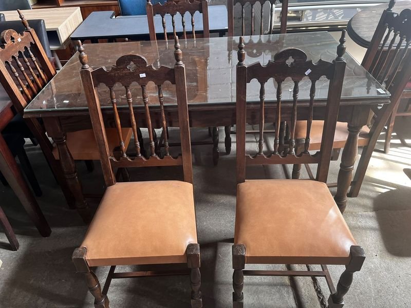 Juego de Comedor: Mesa de Madera y Vidrio con 6 Sillas Tapizadas