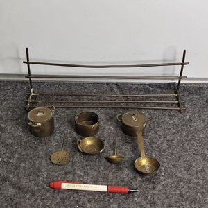 Lote siguiente: Ganchera con Utensilios de Cocina en Miniatura de Bronce