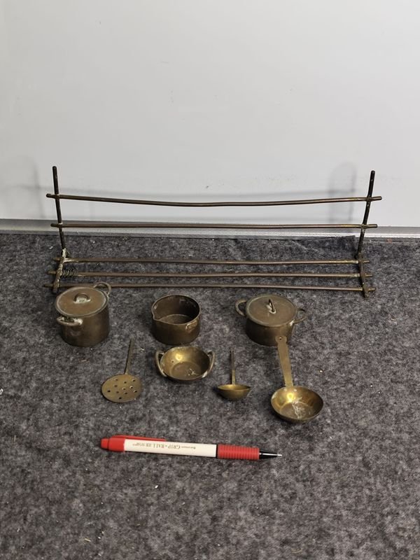 Ganchera con Utensilios de Cocina en Miniatura de Bronce